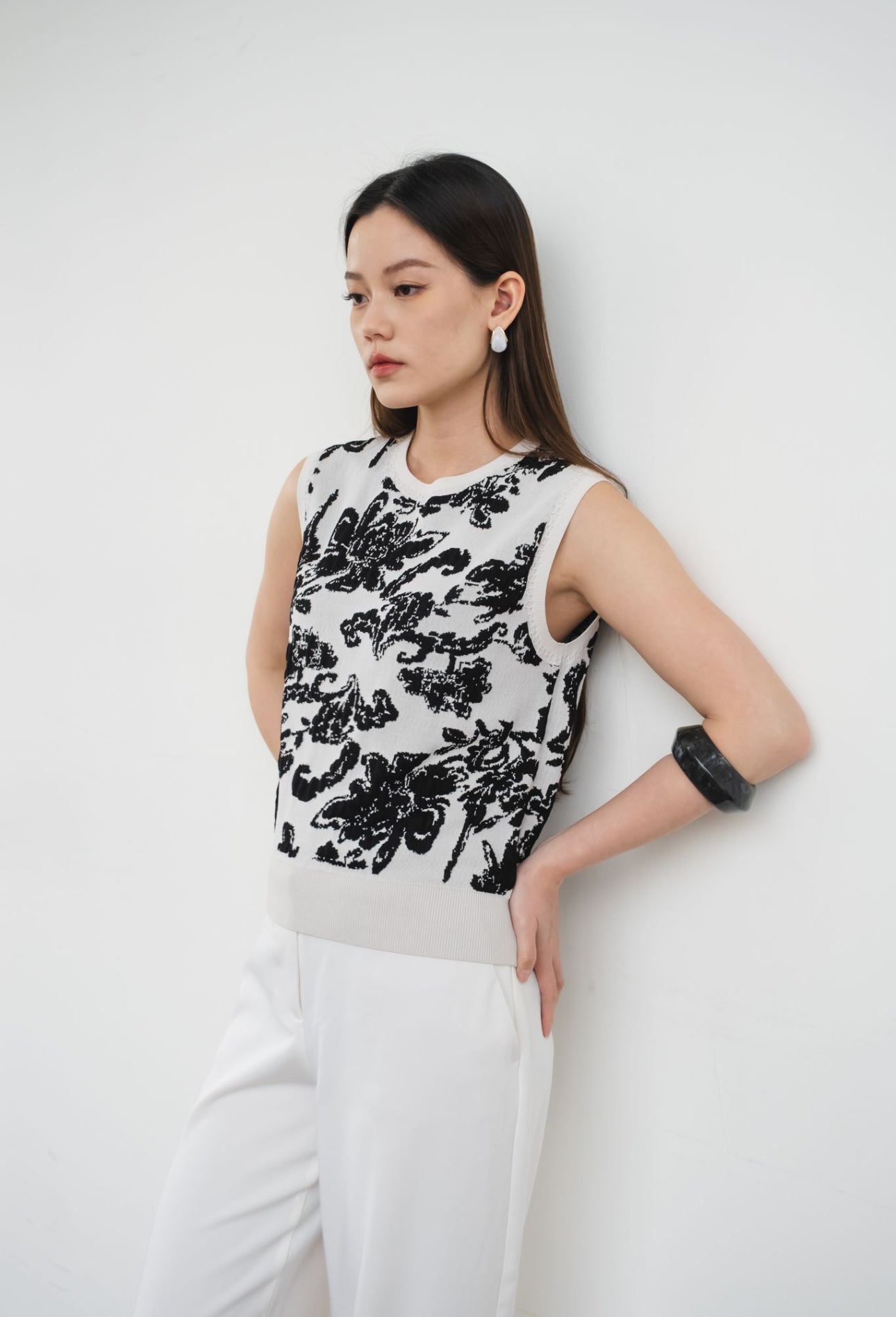 Elle Floral Knit Vest | Black