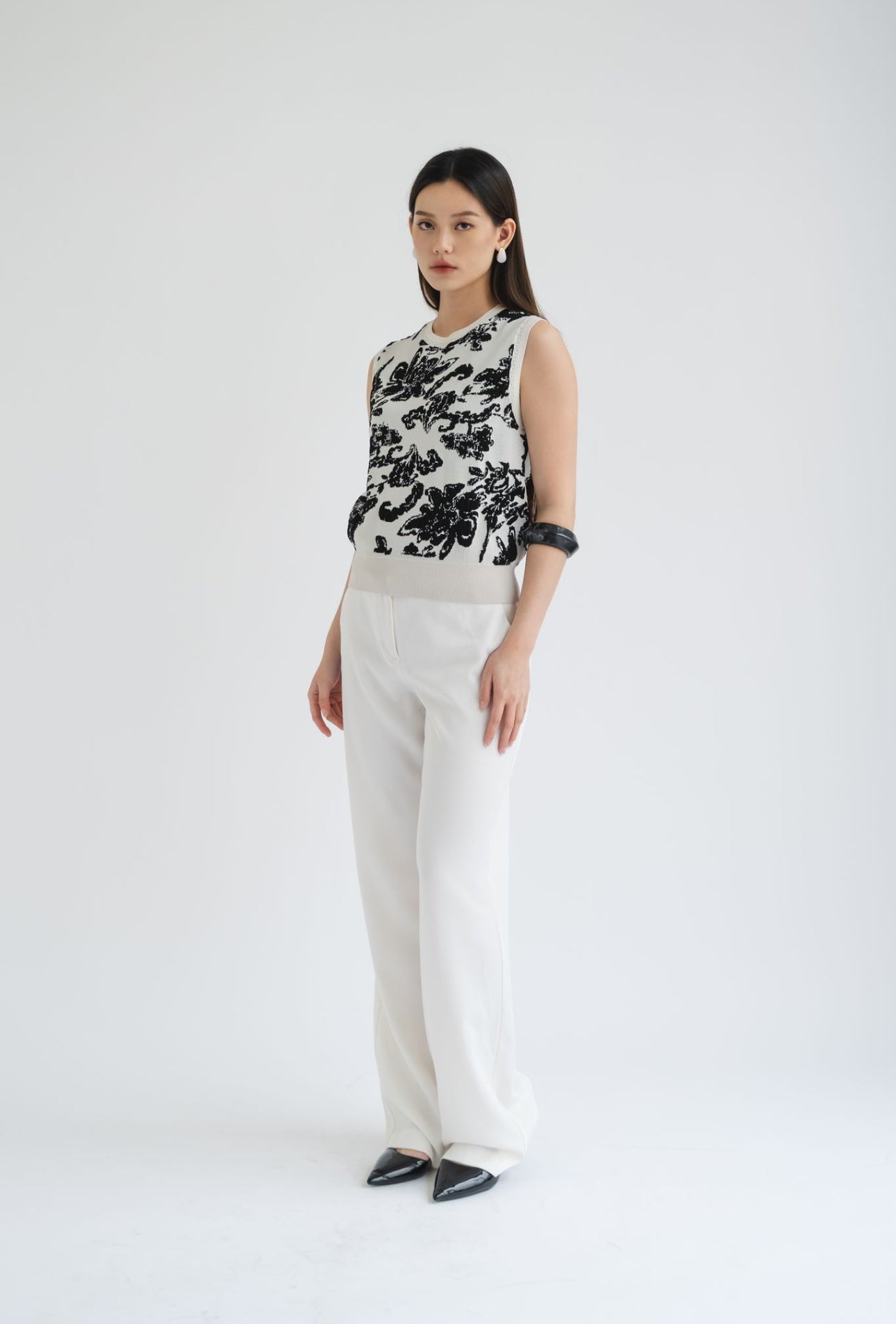 Elle Floral Knit Vest | Black