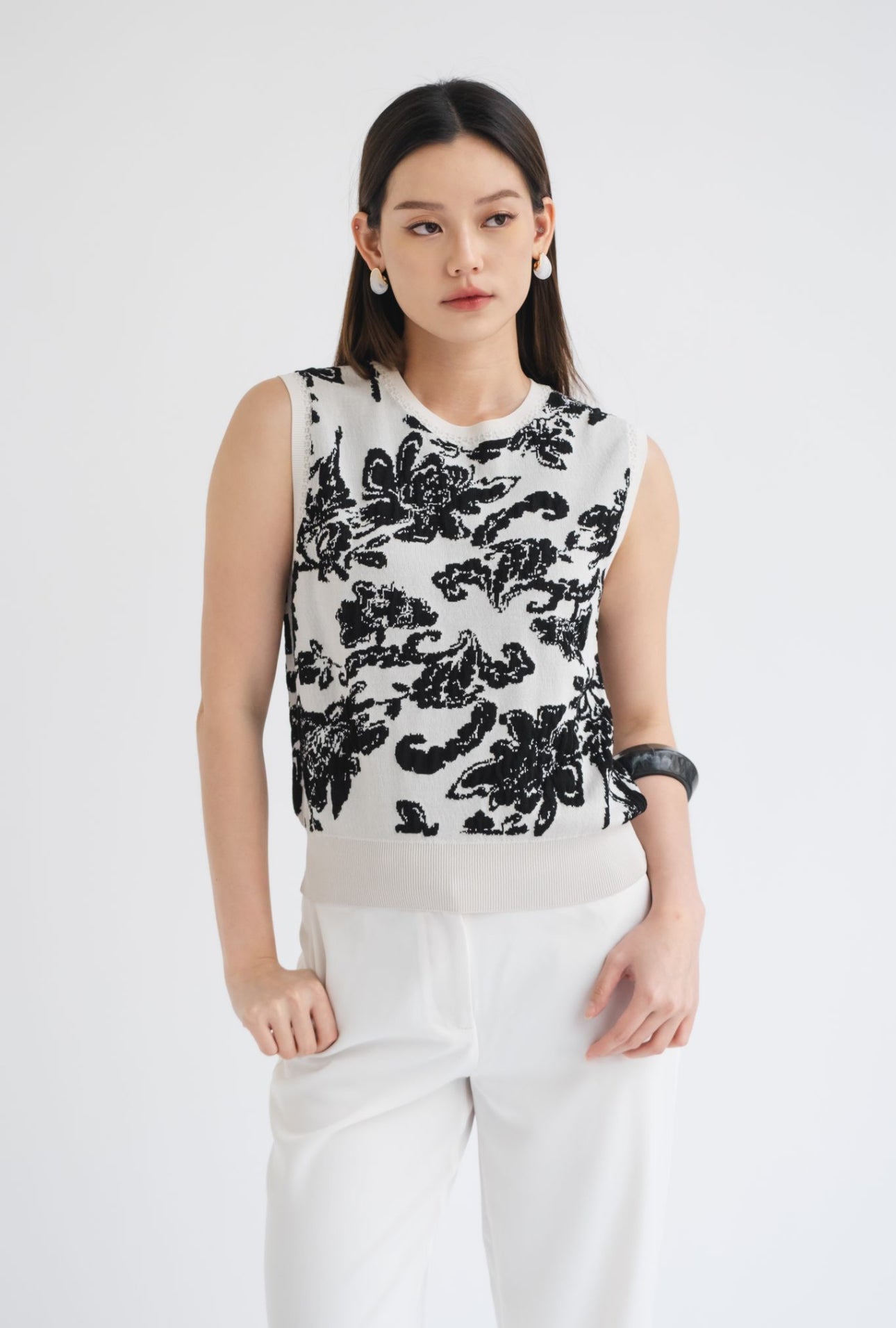 Elle Floral Knit Vest | Black