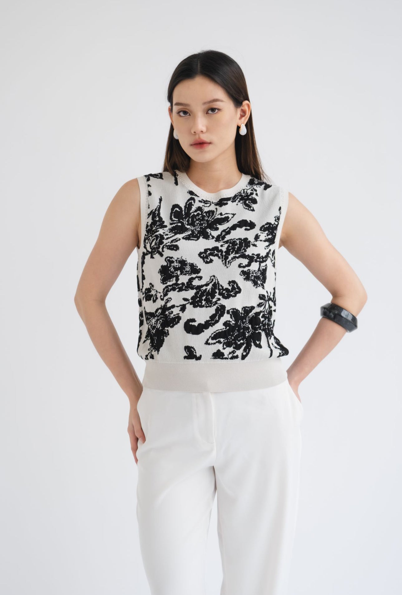 Elle Floral Knit Vest | Black